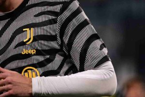 Il logo della Juventus sulla maglietta d'allenamento