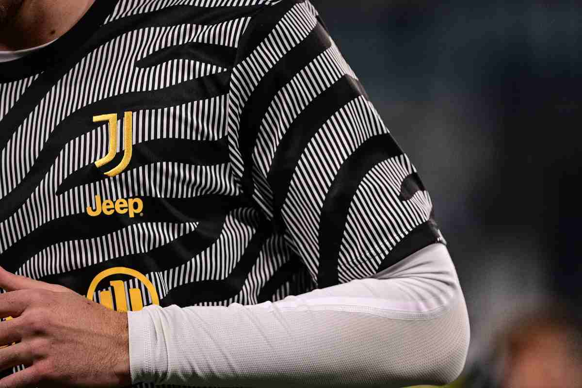 Il logo della Juventus sulla maglietta d'allenamento