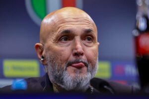 Primo piano di Luciano Spalletti che si lecca i baffi
