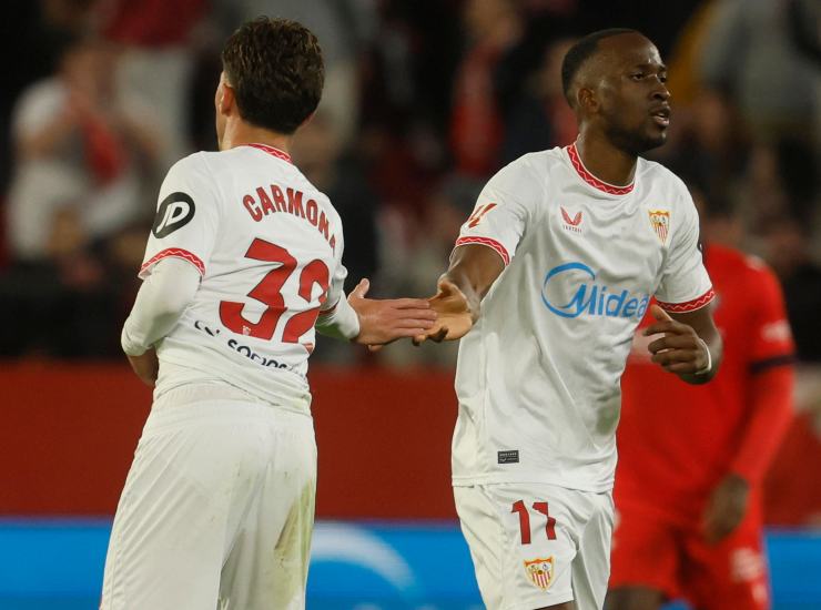 Vlahovic si complimenta con un compagno