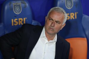 Mourinho seduto in panchina in Turchia