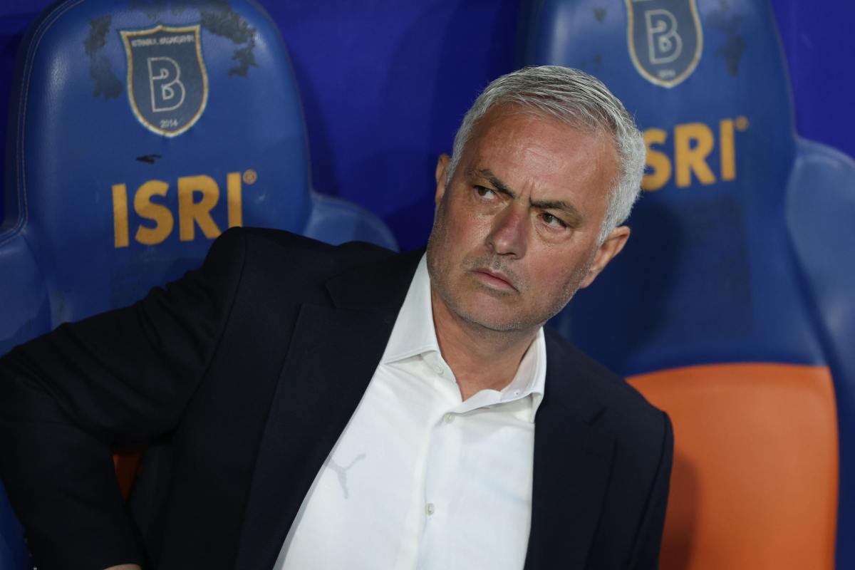 Mourinho seduto in panchina in Turchia