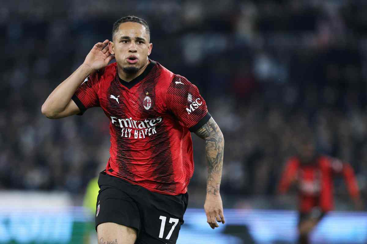 Noah Okafor esulta dopo un gol con il Milan