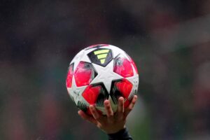 Mano che solleva un pallone