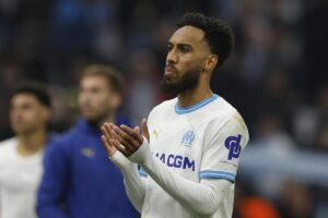 Pierre Emerick Aubameyang applaude i tifosi