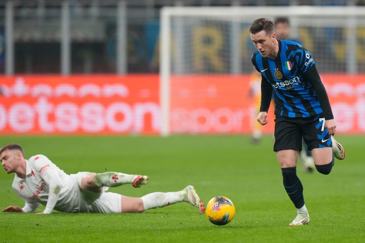 Piotr Zielinski in conduzione di palla