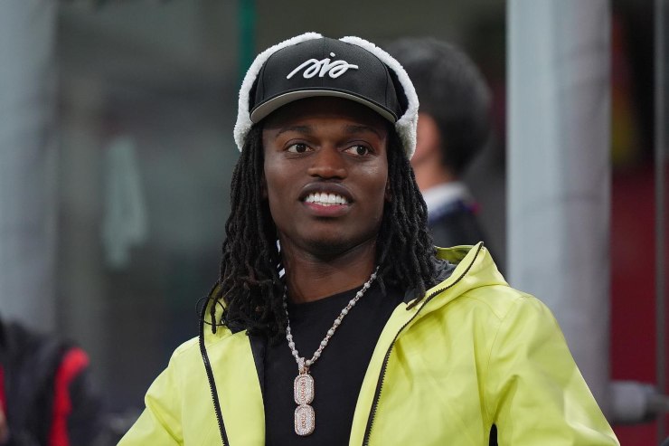 Rafa Leao in primo piano, sorridente e con cappellino