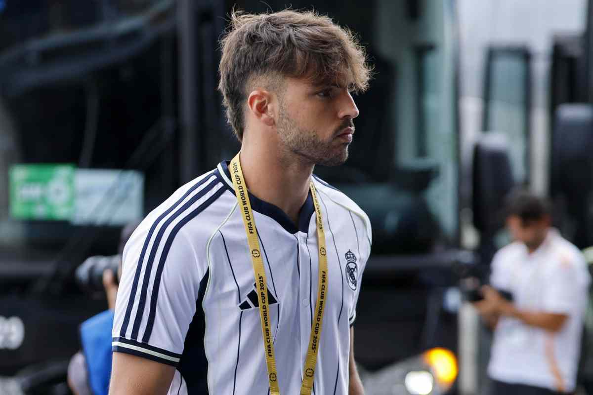 Raul Asencio prima di un match del Real Madrid
