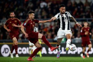 El Shaarawy contrasta Nico Gonzalez nell'ultimo Roma-Juventus