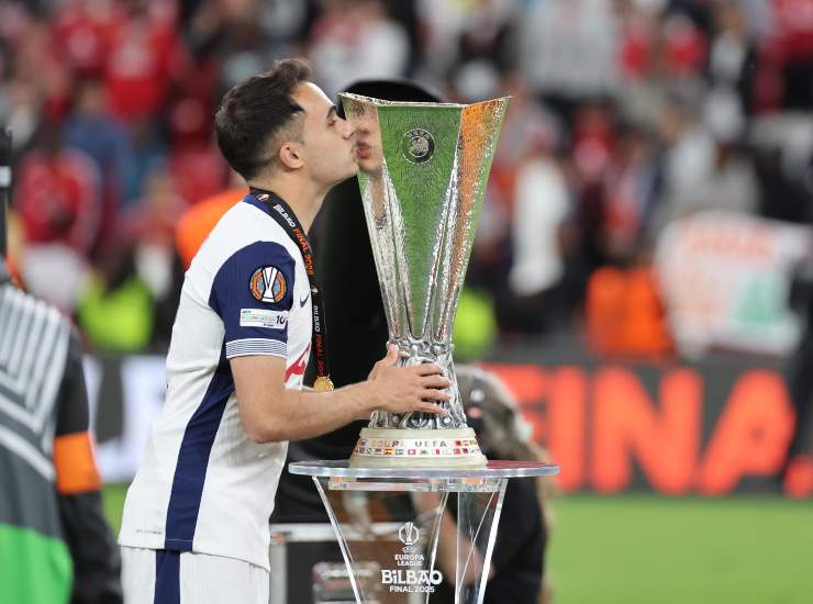 Reguilon bacia il trofeo
