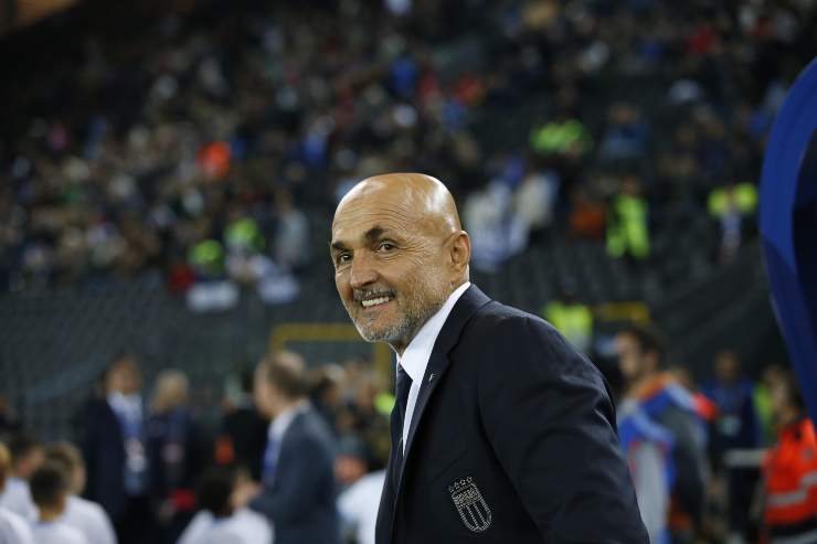 Luciano Spalletti sorridente a bordo campo