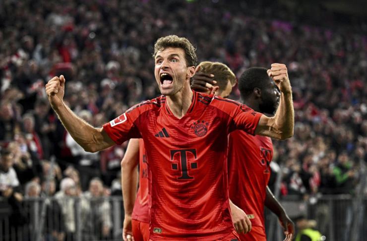 Thomas Müller esulta allargando le braccia e stringendo i pugni