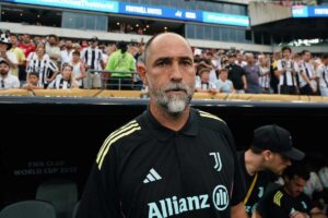 Igor Tudor con uno sguardo serio in panchina