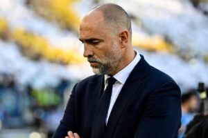 Igor Tudor con lo sguardo verso il basso