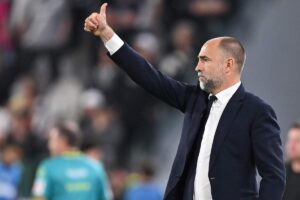 Igor Tudor alza il pollice durante un match