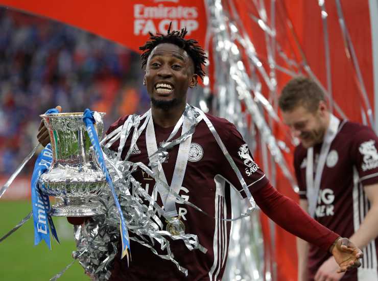 Ndidi con il trofeo in mano