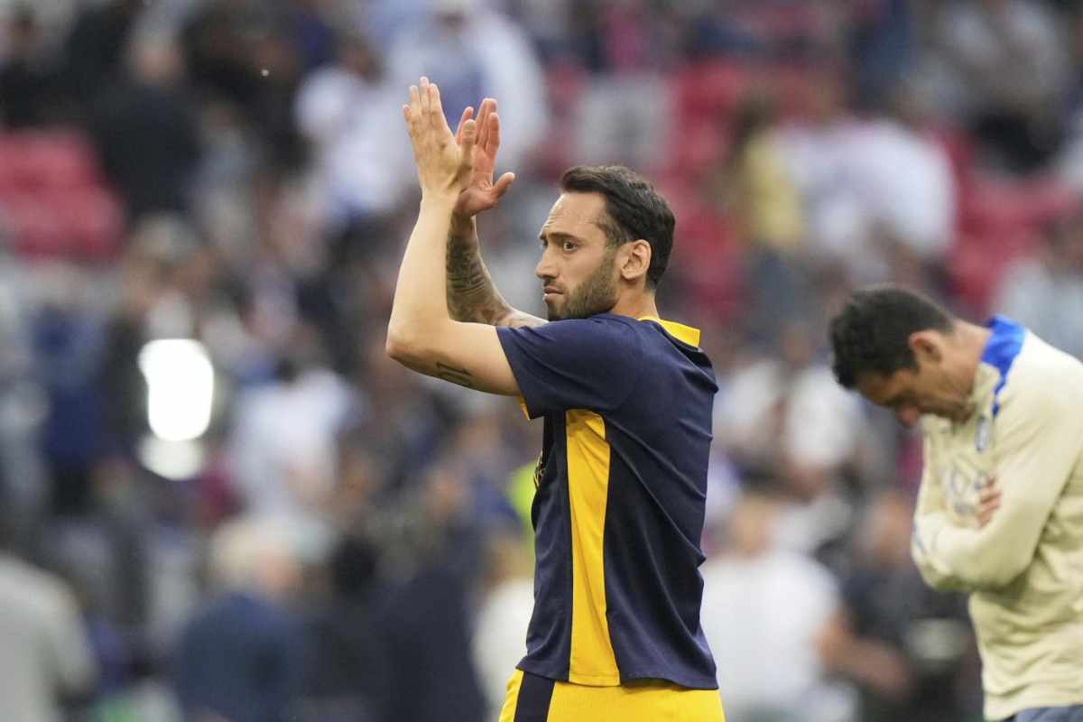 Calhanoglu saluta i tifosi