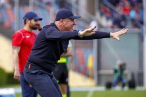 Carlo Alvini dà indicazioni dalla panchina