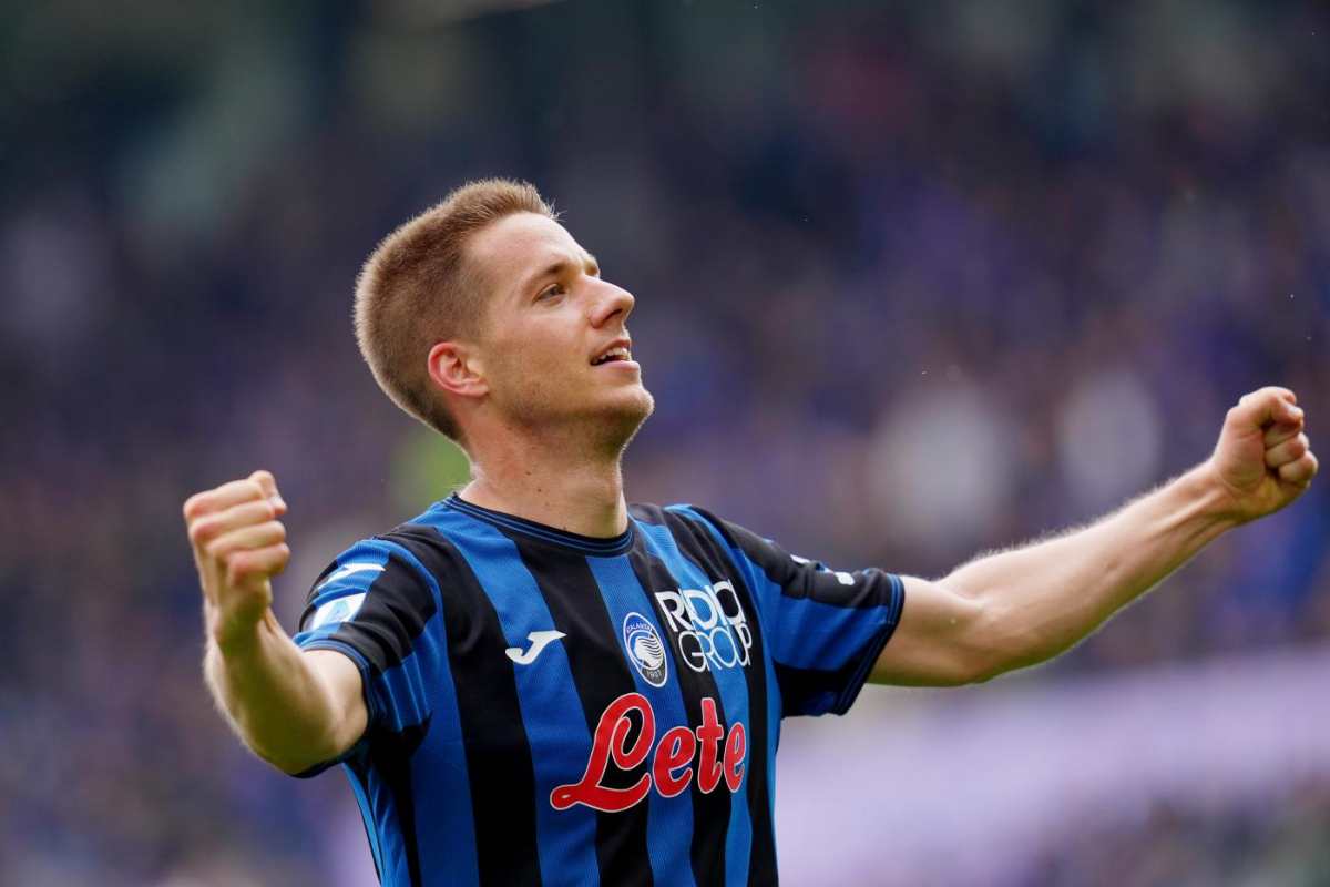 Pasalic esulta sotto i tifosi dell'Atalanta