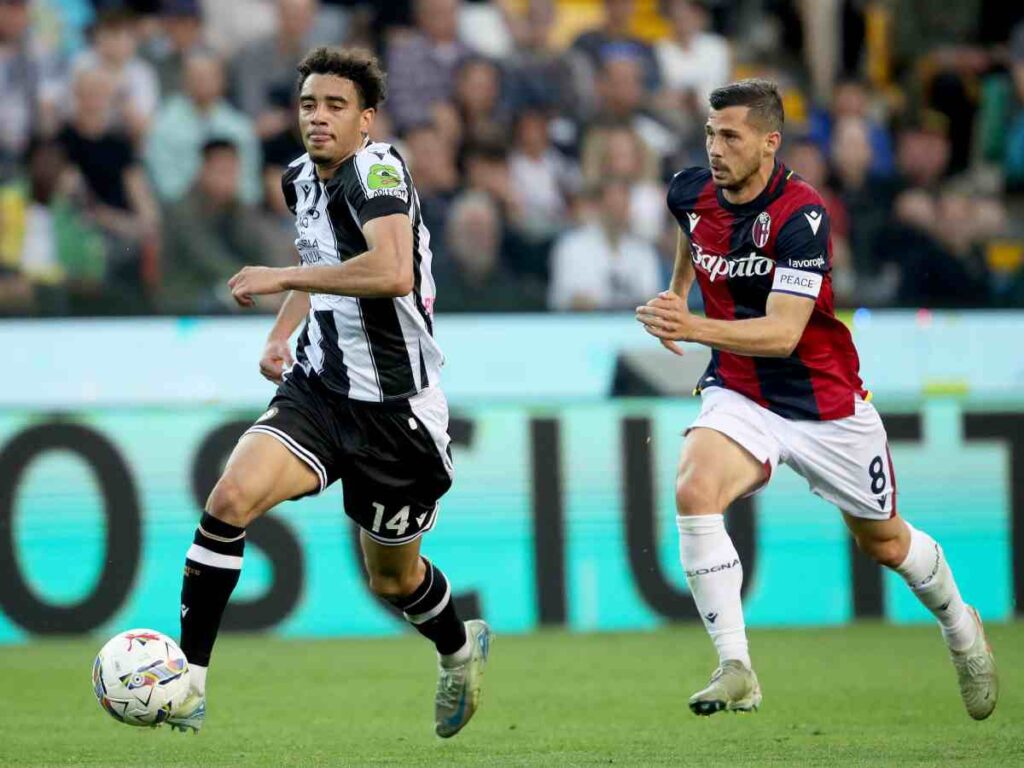 Arthur Atta in azione contro Freuler del Bologna