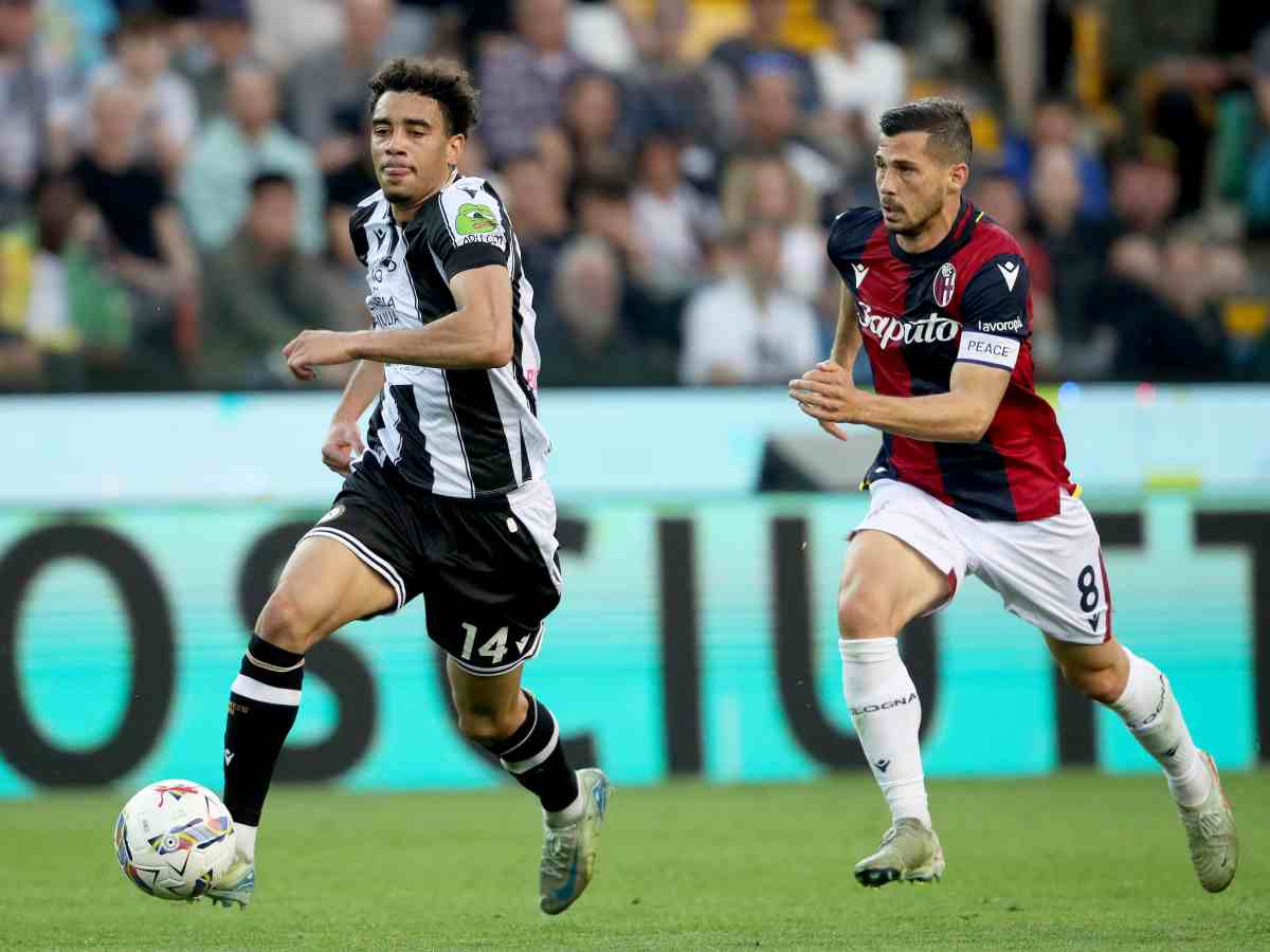 Arthur Atta in azione contro Freuler del Bologna