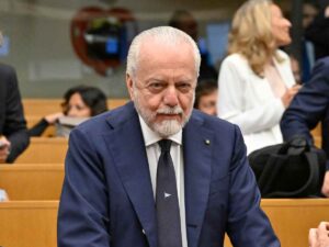 Aurelio De Laurentiis con un'espressione arrabbiata