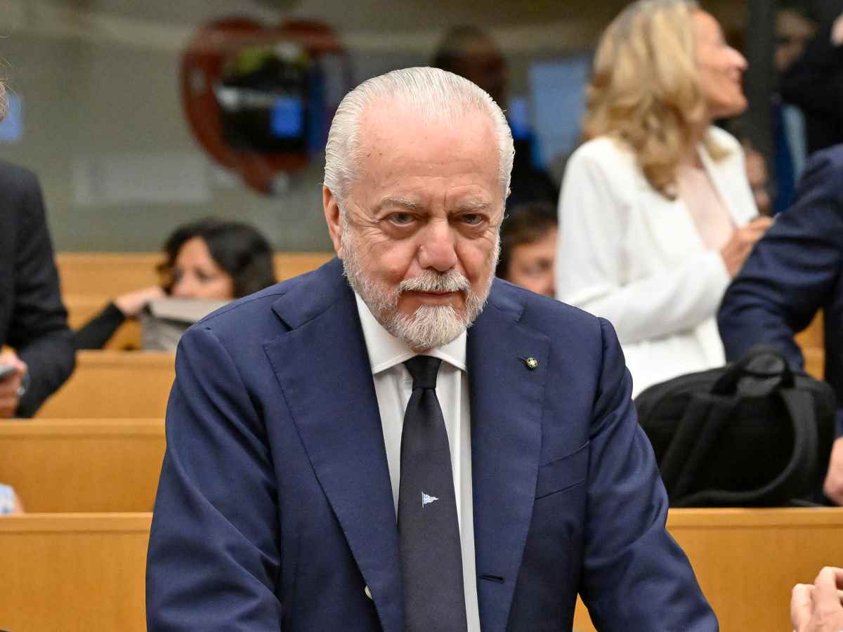 Aurelio De Laurentiis con un'espressione arrabbiata