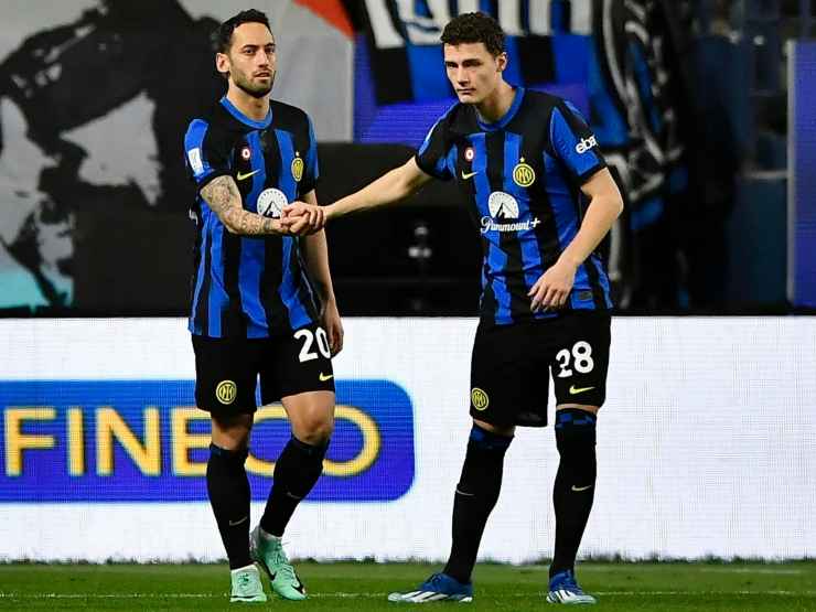 Calhanoglu e Pavard con la maglia dell'Inter