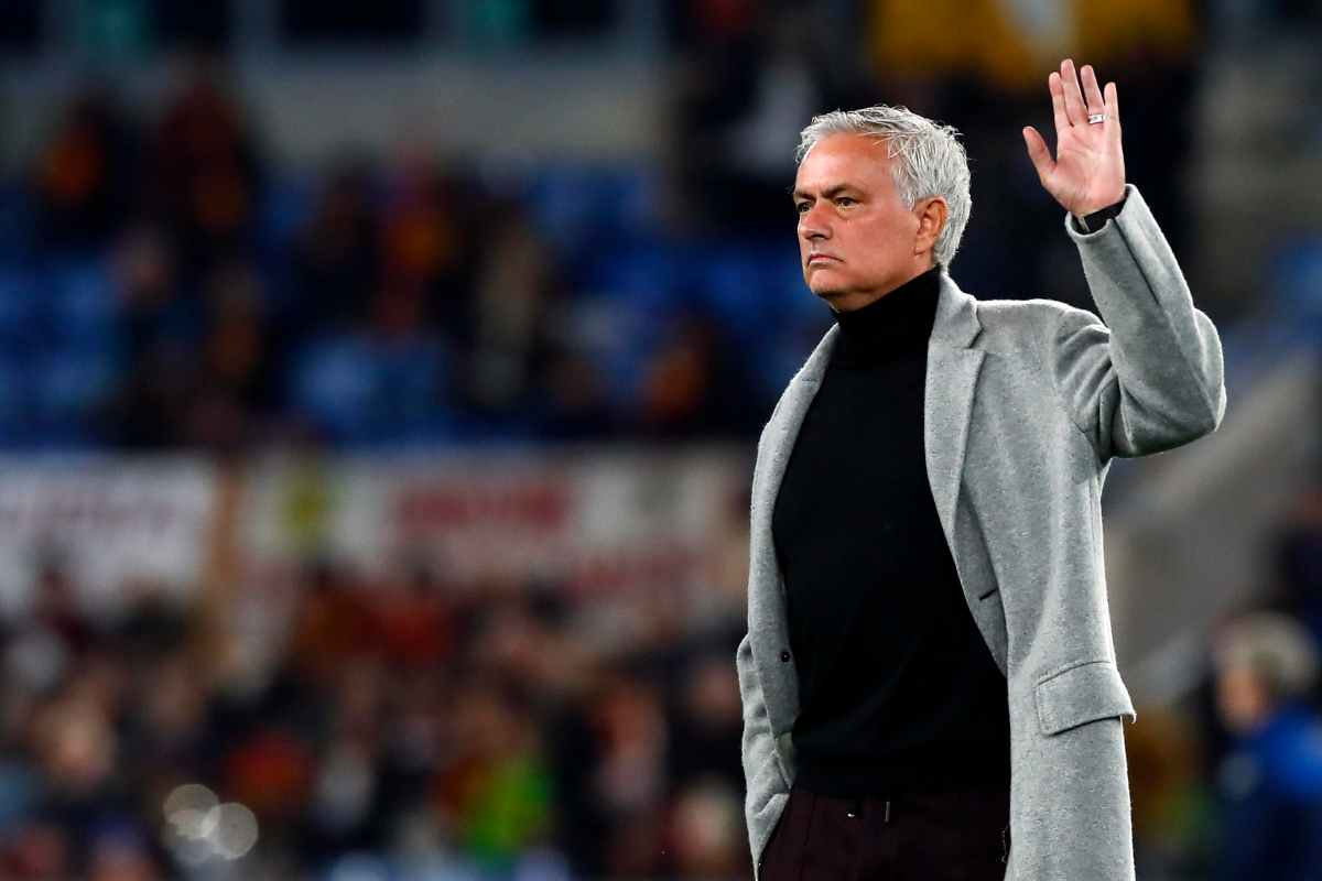 Jose Mourinho saluta i tifosi dalla panchina