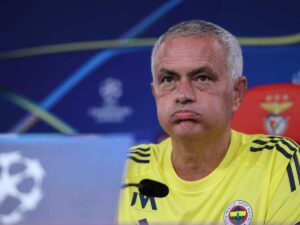 Jose Mourinho sbuffa