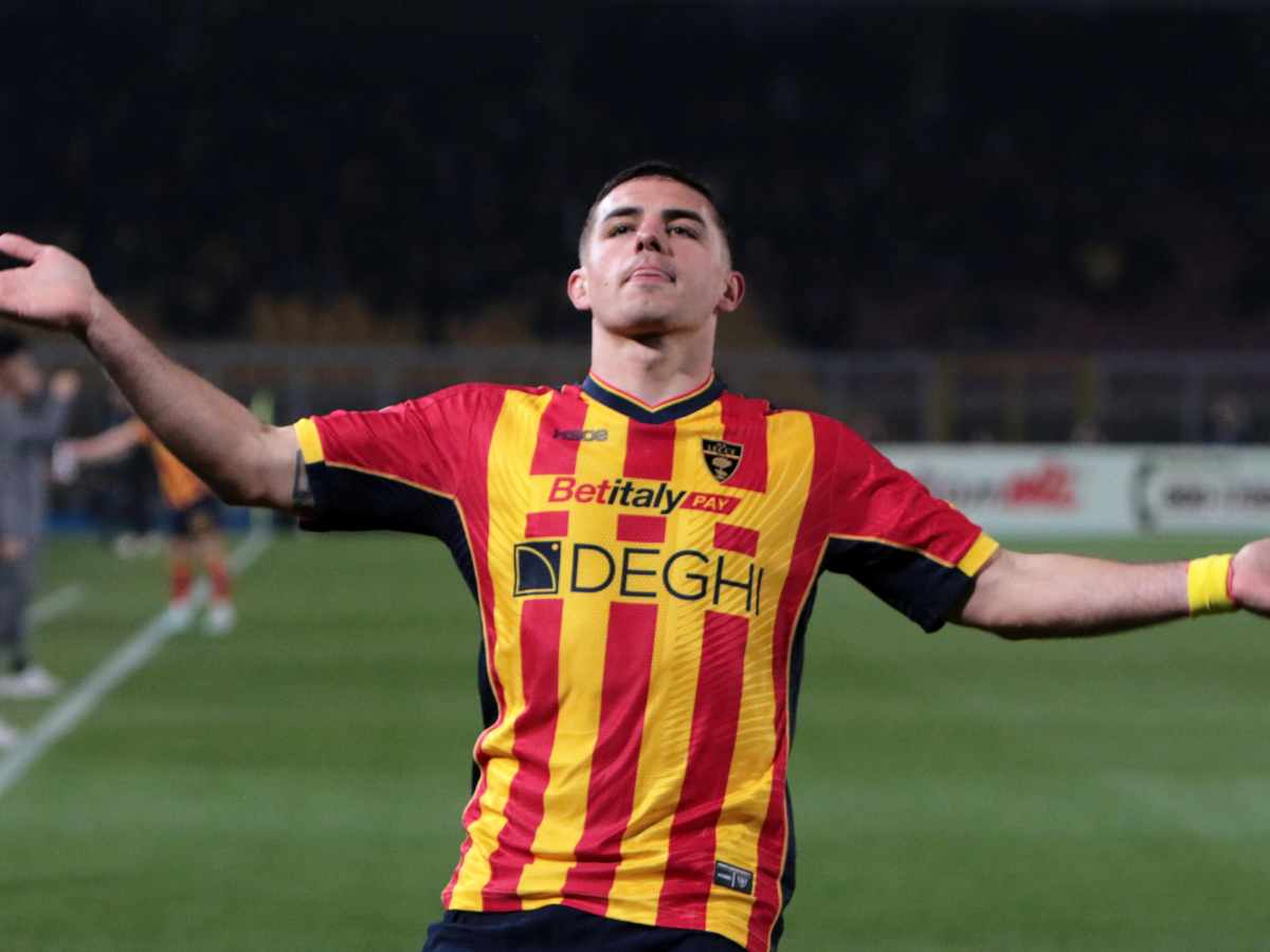 Nikola Krstovic esulta dopo un gol col Lecce allargando le braccia