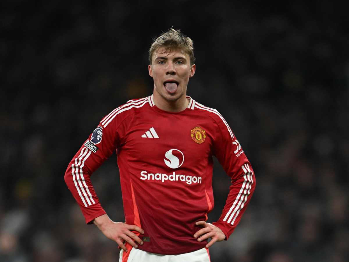 Rasmus Hojlund affaticato con la maglia del Manchester United