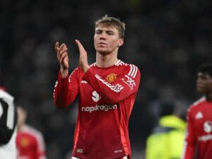 Rasmus Hojlund applaude i tifosi del Manchester United