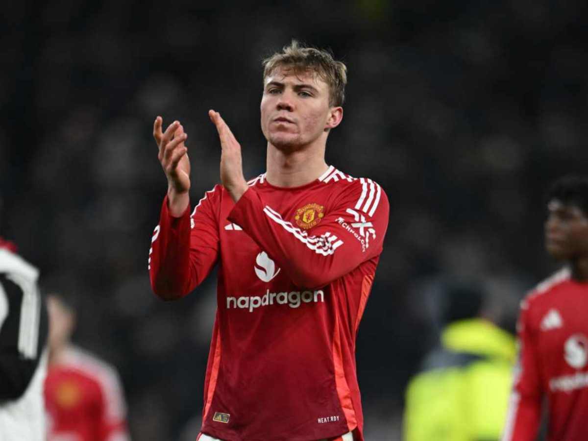 Rasmus Hojlund applaude i tifosi del Manchester United