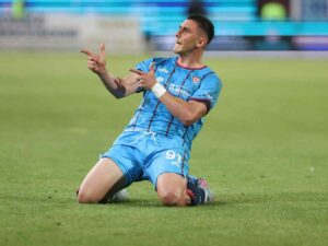 Roberto Piccoli esulta mimando il mitra dopo un gol con la maglia del Cagliari