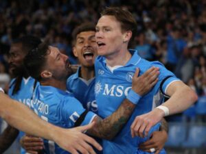 Scott McTominay esulta dopo il gol al Cagliari che vale lo scudetto