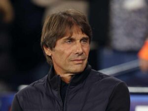 Antonio Conte con un'espressione preoccupata in panchina