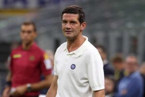 Cristian Chivu dà indicazioni dalla panchina