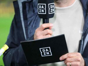 giornalista di DAZN con microfono
