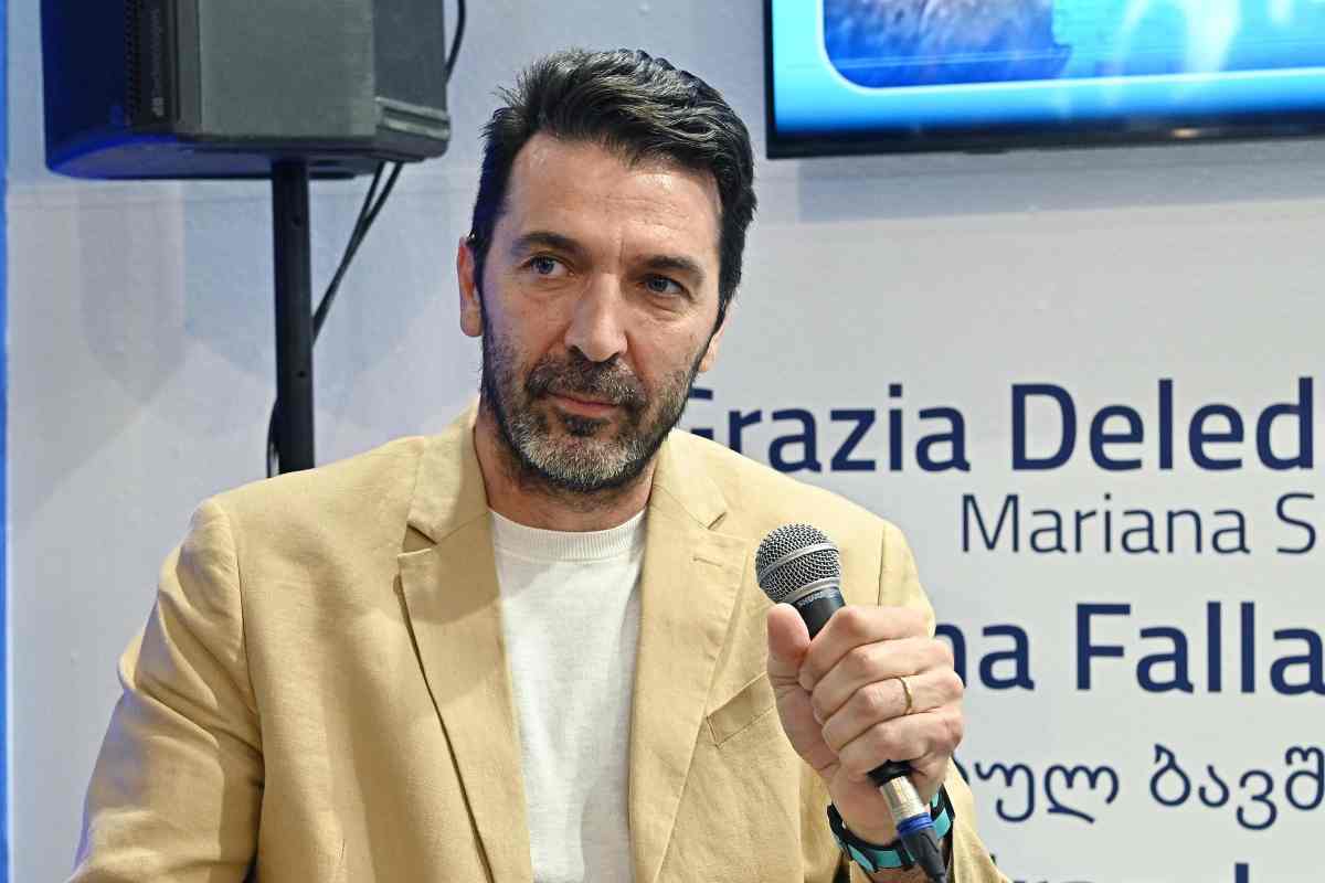 Gianluigi Buffon con il microfono in mano durante un'intervista