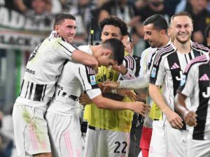 La Juventus festeggia Vasilij Adzic dopo il gol segnato contro l'Inter