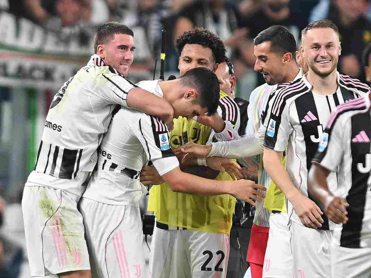 La Juventus festeggia Vasilij Adzic dopo il gol segnato contro l'Inter