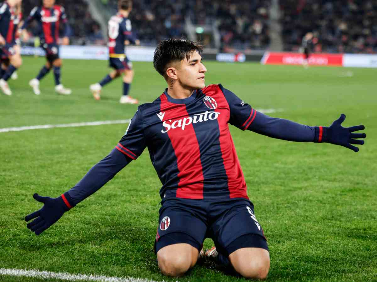 Santiago Castro del Bologna esulta dopo un gol al Milan